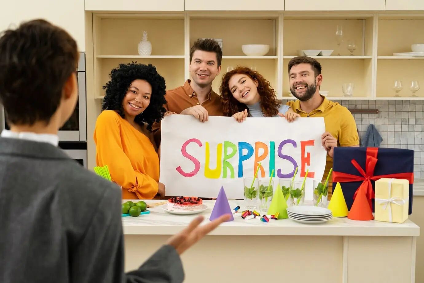 Средний план: улыбающиеся люди позируют.