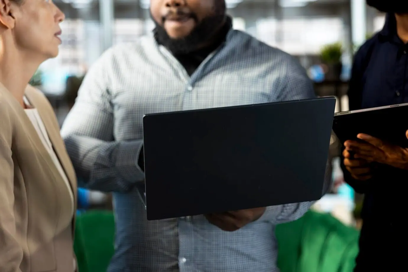 Крупный план сотрудников, проводящих мозговой штурм и презентующих инвестиционные стратегии.