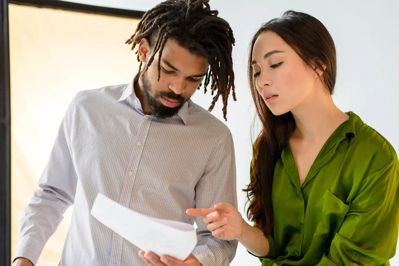 Средний план людей с контрактом